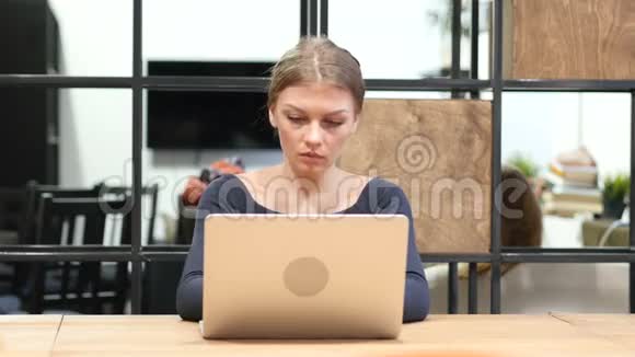 女孩在笔记本电脑前工作的商业损失视频的预览图