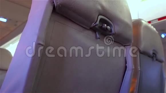 关闭个人客舱座位表飞机内部视频的预览图