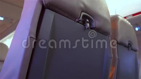 打开个人客舱座位表飞机内部视频的预览图