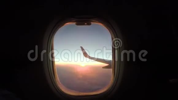 日落时阳光照射下的抽象飞机窗口聚焦于窗口视频的预览图