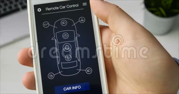 人远程启动他的汽车发动机汽车遥控器使用智能手机应用程序虚拟接口视频的预览图