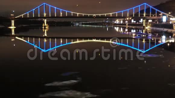 基辅桥照明和Dnepr河时光流逝视频的预览图