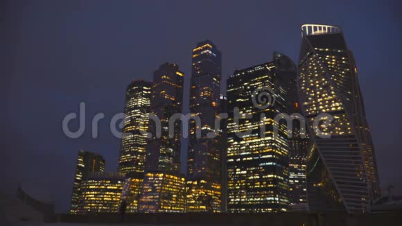 摩天大楼国际商务中心城市晚上俄罗斯莫斯科视频的预览图