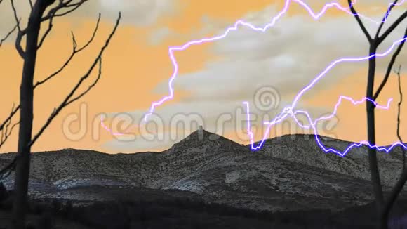 在干旱的山丘上孤立的塔天空中有闪电视频的预览图