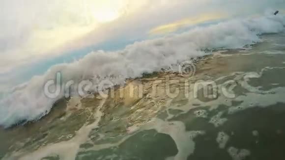 海浪在海滩上破浪前进慢动作120fps视频的预览图