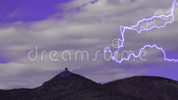 在干旱的山丘上孤立的塔天空中有闪电视频的预览图