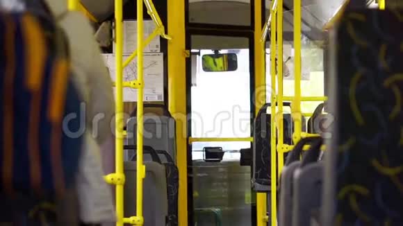 坐着几乎空无一人的城市巴士视频的预览图