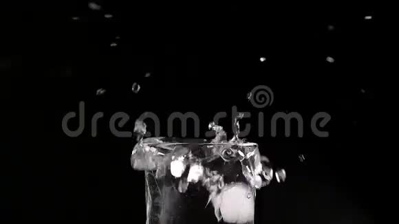 冰块掉进一杯水里视频的预览图