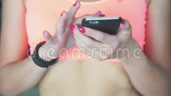 在健身房里用电话接近女性的手视频的预览图
