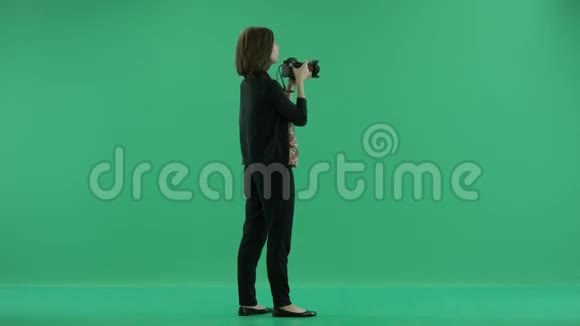 一位女摄影师在拍照视频的预览图