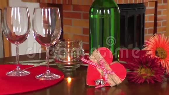 桌上有酒情人节庆祝理念视频的预览图