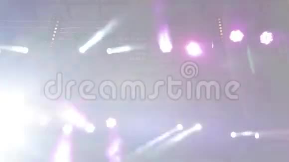 点亮大场面不同颜色的闪光在不同的方向移动音乐会迪斯科舞厅的灯光视频的预览图