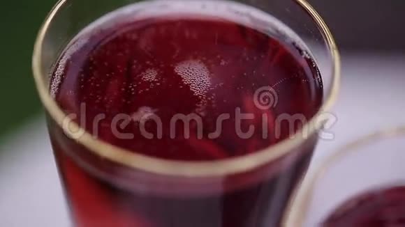 酒杯里的红酒特写镜头视频的预览图