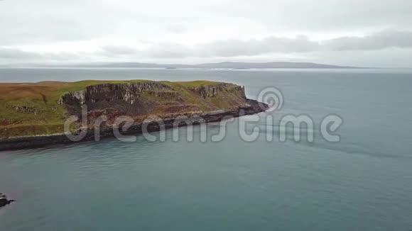 在苏格兰基尔穆尔的北西斯凯海岸上空飞行视频的预览图