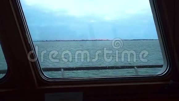 透过船窗观赏平静的绿松石海和海岸天气晴朗视频的预览图