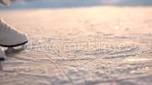 孩子在冰湖上滑冰视频的预览图