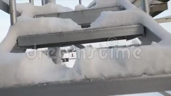 照相机爬楼梯覆盖着雪2视频的预览图