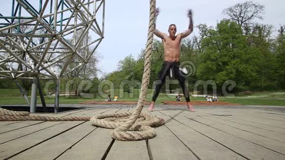 肌肉男在爬绳子视频的预览图