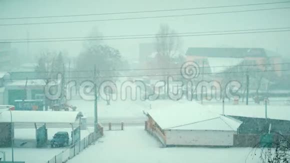 冬天大雪纷纷扬扬地落在小镇上视频的预览图