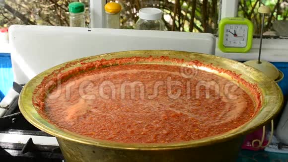 把自制的番茄酱在大碗里煮沸视频的预览图