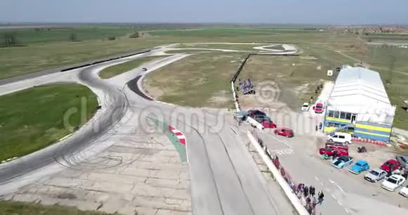 空中镜头赛车赛道与角冠军驾驶电影看沥青燃烧轮胎阴天高速co视频的预览图
