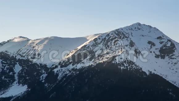 在冬季阿尔卑斯山的雪山峰上日落视频的预览图