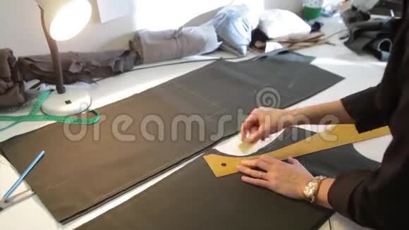 裁缝手缺口裁缝剪刀布女裁缝在工作场所缝制材料准备布料视频的预览图