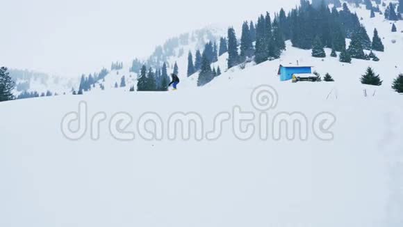 滑雪者和滑雪者在山上骑马的慢动作镜头视频的预览图
