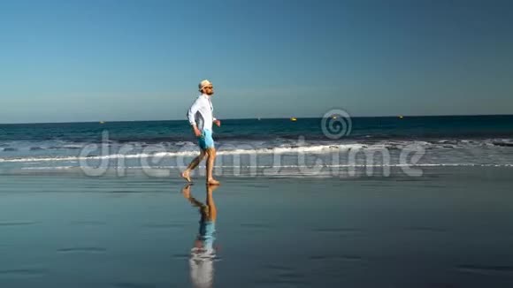 日落时快乐的人沿着海边奔跑无忧无虑的现代生活理念加那利群岛视频的预览图