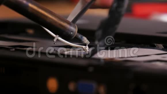 膝上型计算机上的焊锡触点视频的预览图