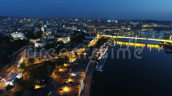 夜间可鸟瞰河流桥梁和城市视频的预览图