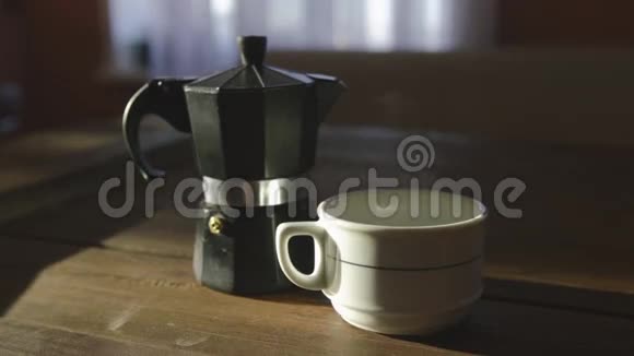 咖啡杯和咖啡豆在老式木制背景上流动视频的预览图