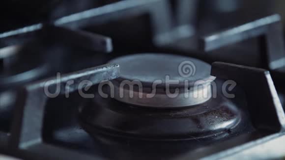 厨房用火刃开启燃气灶烹饪晚餐的概念视频的预览图