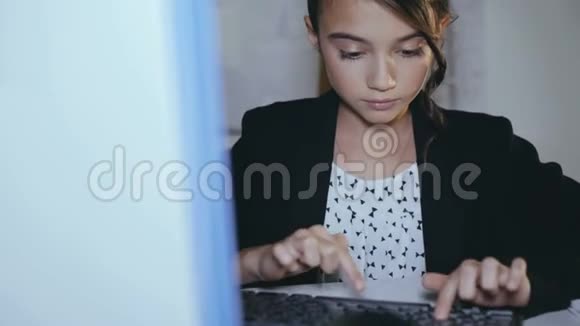 时髦的年轻女孩愿意在办公室里用电脑工作4K视频的预览图