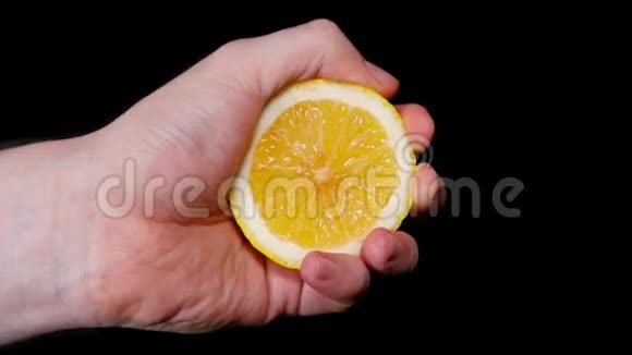 男人的手捏柠檬视频的预览图