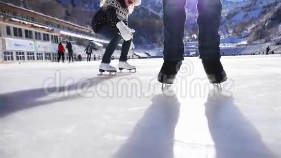 特写笑脸的男孩脸户外冰场滑冰视频的预览图