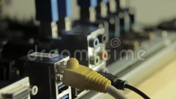 网卡与电缆在主板与雷泽的背景闪烁灯信号显示视频的预览图