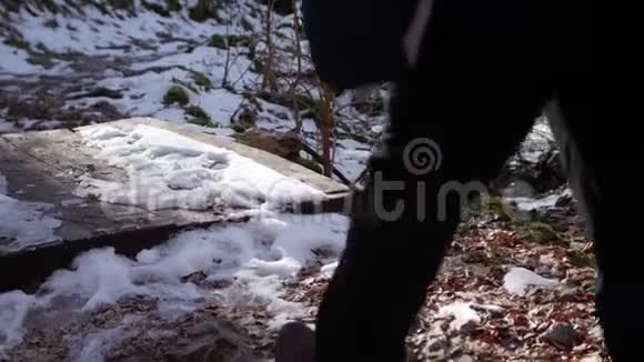 穿过树林的游客的腿白雪皑皑的森林视频的预览图