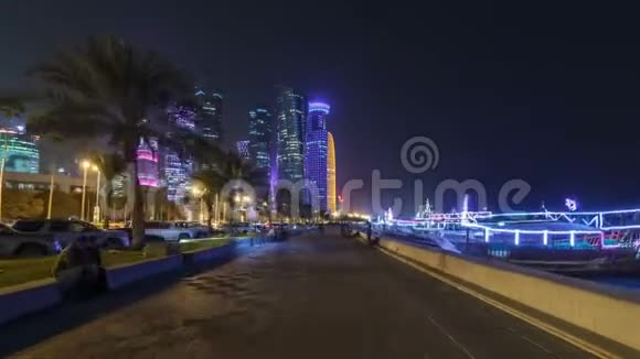 多哈的天际线在卡塔尔的康尼切时间推移超移夜空繁星闪烁视频的预览图