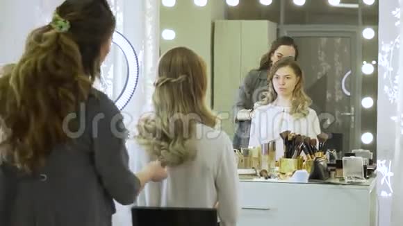 在美容院留长发的女人去吹吹风视频的预览图