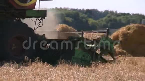 小麦收割采煤机3台视频的预览图