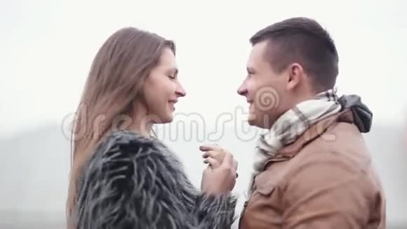幸福的男人和女人在爱中欢快地笑亲吻拥抱对方与我们所爱的人在一起的快乐时刻视频的预览图