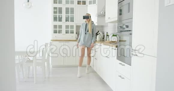 年轻女子体验VR眼镜视频的预览图