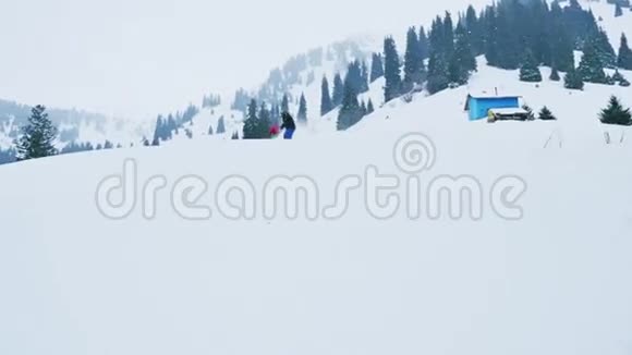 滑雪者和滑雪者在山上快速骑马的录像视频的预览图