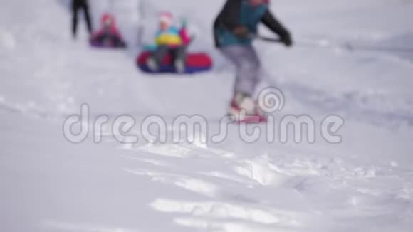 冬季滑雪者和滑雪板上的人在山上滑雪胜地的斜坡上骑马视频的预览图