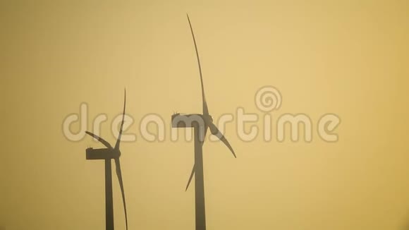 日落时的风车风力发电机的剪影视频的预览图