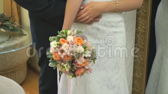 新郎新娘的特写快乐最美好的一天视频的预览图