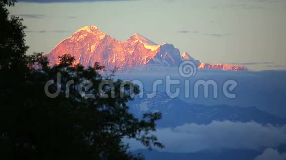 珠穆朗玛峰的景色视频的预览图
