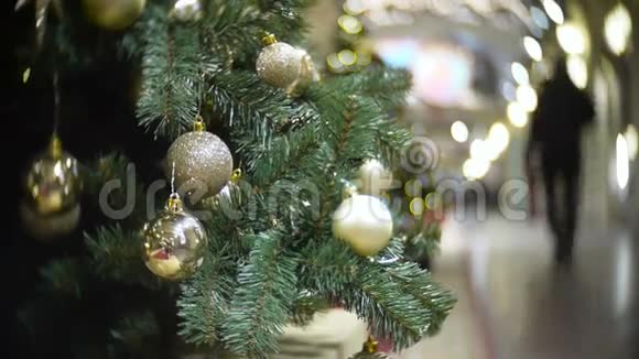 金色哑光和镜球新年和抽象模糊的购物中心背景与圣诞树装饰视频的预览图