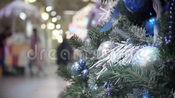 蓝色镜子和哑光球和雪的滑块视图新年和抽象模糊的商场背景视频的预览图